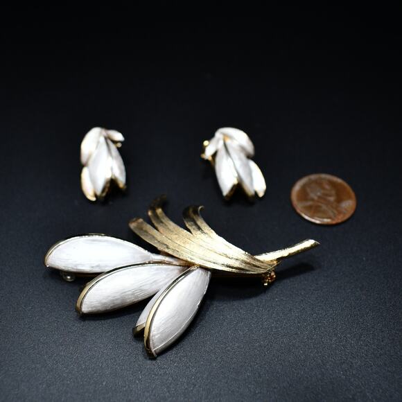 1950s White Enamel Tulip Brooch Earrings Set Gold Tone Floral Vintage Jewelry - Picture 8 of 10